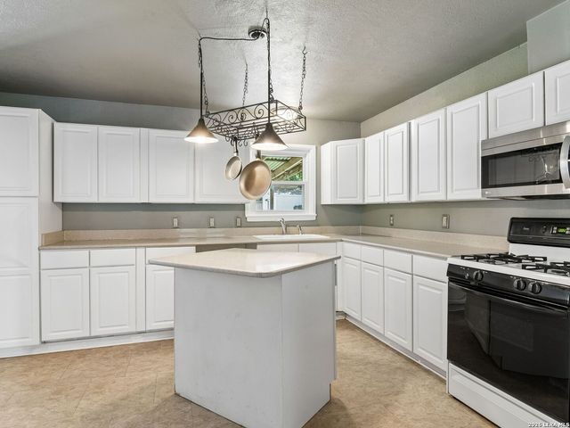 438 Oakleaf Drive, San Antonio, TX 78209