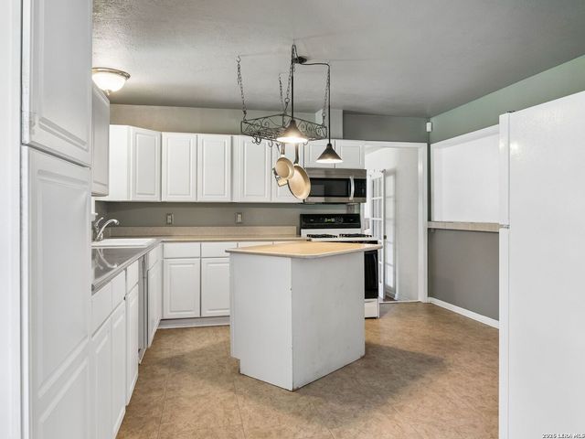 438 Oakleaf Drive, San Antonio, TX 78209