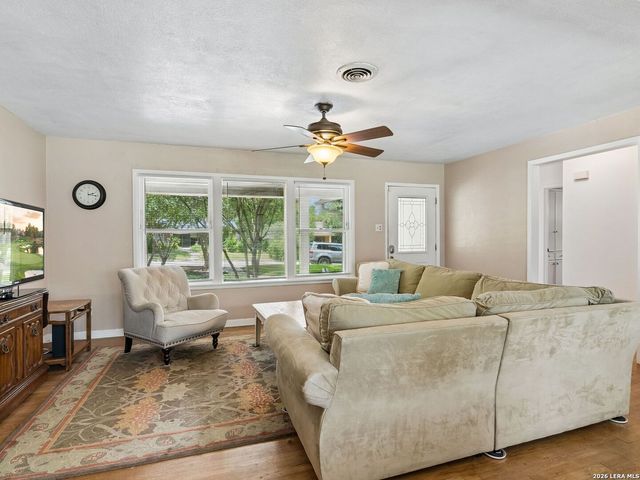 438 Oakleaf Drive, San Antonio, TX 78209