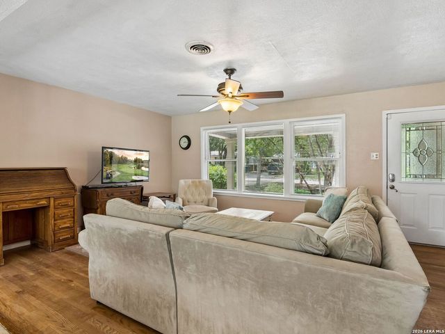 438 Oakleaf Drive, San Antonio, TX 78209