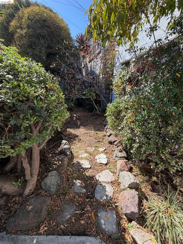 3999 Clarke St, Oakland, CA 94609