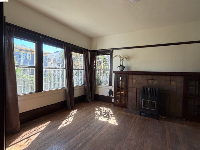 3999 Clarke St, Oakland, CA 94609
