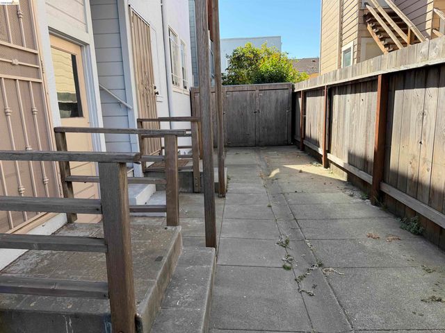 3999 Clarke St, Oakland, CA 94609