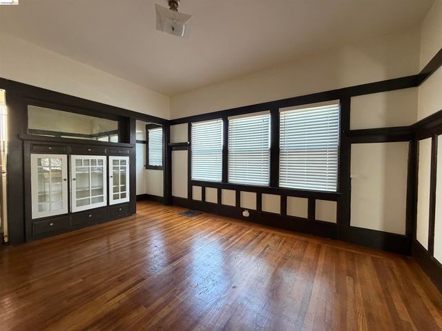 3999 Clarke St, Oakland, CA 94609