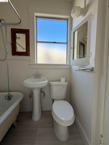3999 Clarke St, Oakland, CA 94609