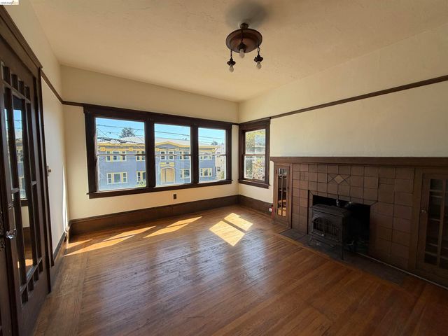 3999 Clarke St, Oakland, CA 94609