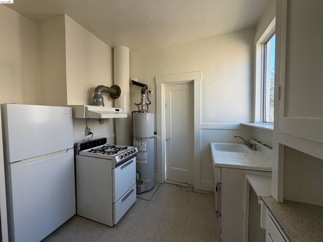 3999 Clarke St, Oakland, CA 94609
