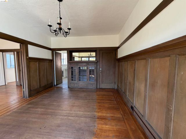 3999 Clarke St, Oakland, CA 94609