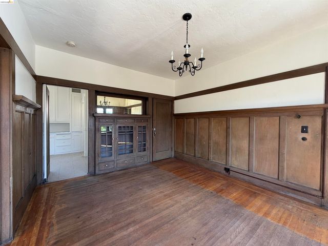3999 Clarke St, Oakland, CA 94609