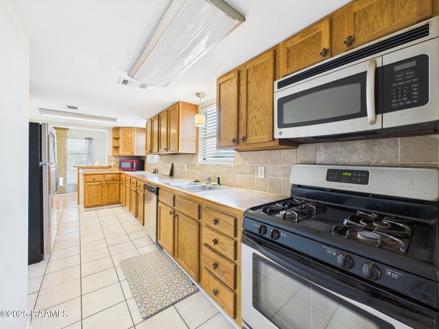 1712 Lillie Street, Jeanerette, LA 70544