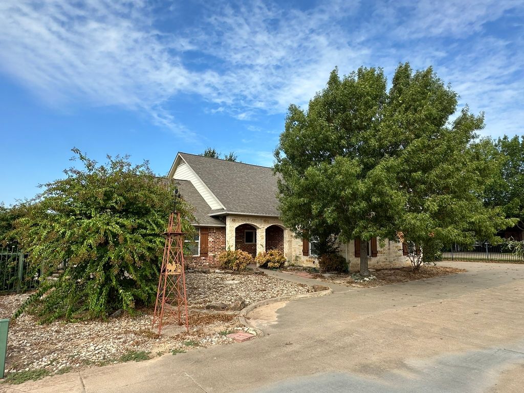 101 Creekside Drive, Glen Rose, TX 76043 — photo 2