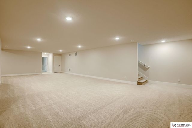 7805 N 167 Avenue, Bennington, NE 68007