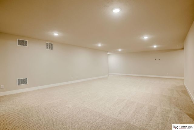 7805 N 167 Avenue, Bennington, NE 68007