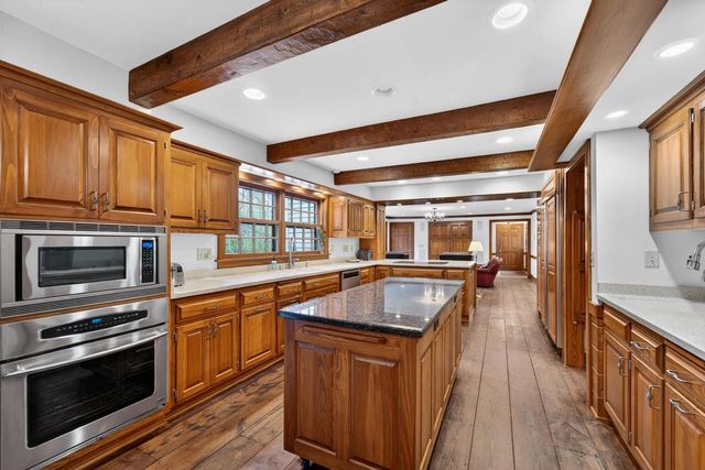 125 Glenview COURT, Mequon, WI 53092