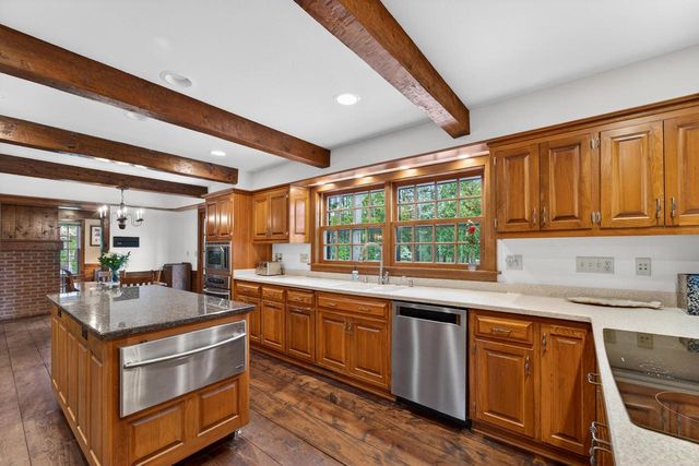 125 Glenview COURT, Mequon, WI 53092