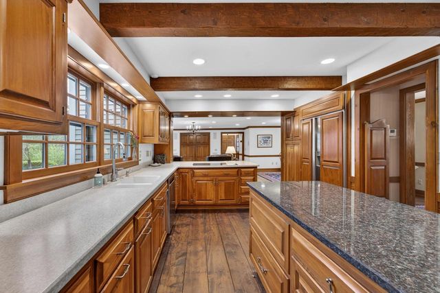 125 Glenview COURT, Mequon, WI 53092