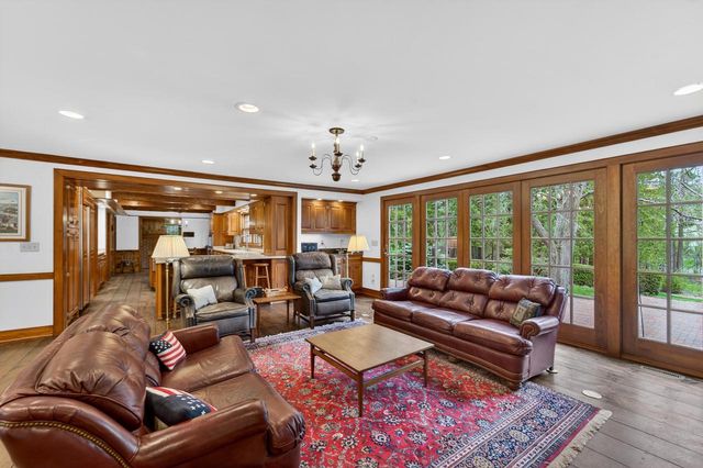 125 Glenview COURT, Mequon, WI 53092