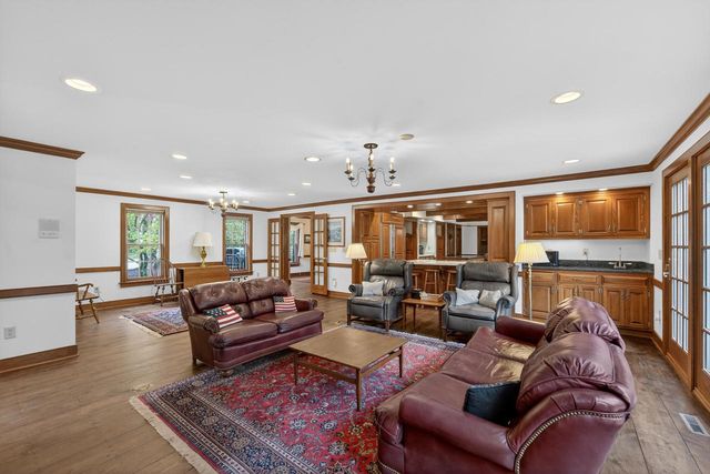125 Glenview COURT, Mequon, WI 53092