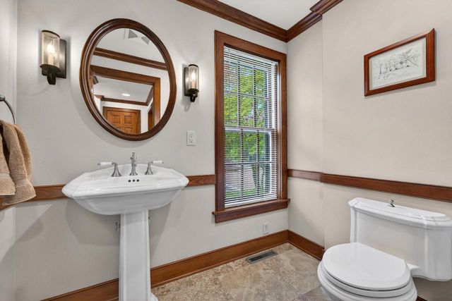 125 Glenview COURT, Mequon, WI 53092