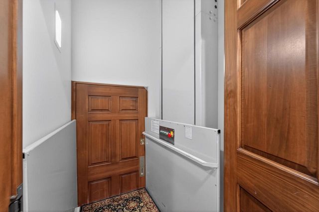 125 Glenview COURT, Mequon, WI 53092