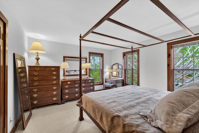 125 Glenview COURT, Mequon, WI 53092