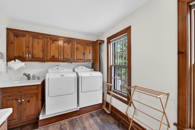 125 Glenview COURT, Mequon, WI 53092