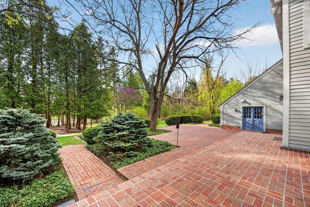 125 Glenview COURT, Mequon, WI 53092