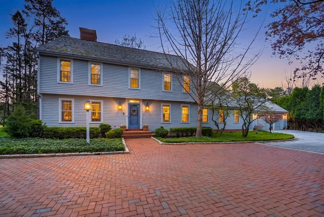 125 Glenview COURT, Mequon, WI 53092