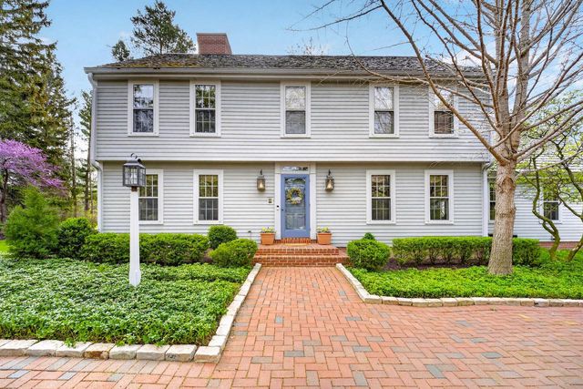 125 Glenview COURT, Mequon, WI 53092