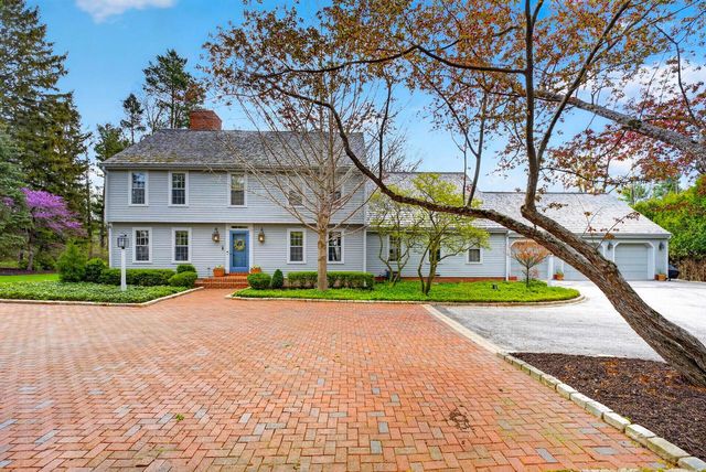 125 Glenview COURT, Mequon, WI 53092