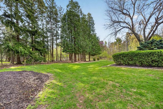 125 Glenview COURT, Mequon, WI 53092