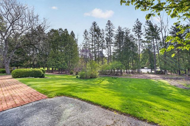125 Glenview COURT, Mequon, WI 53092