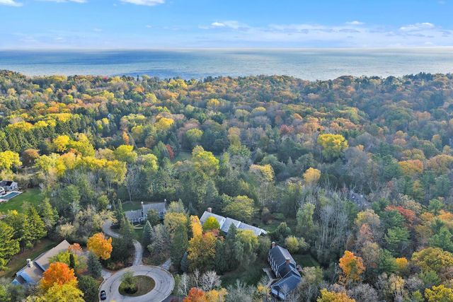 125 Glenview COURT, Mequon, WI 53092