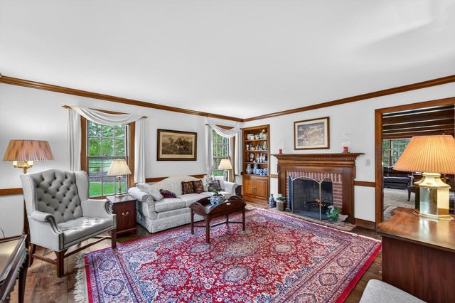 125 Glenview COURT, Mequon, WI 53092