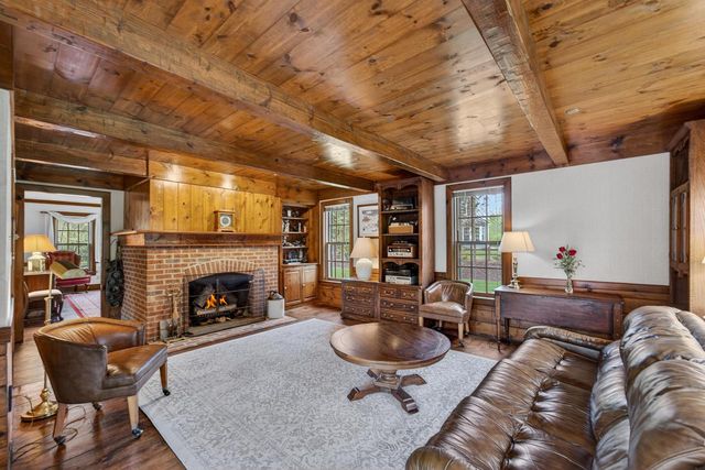 125 Glenview COURT, Mequon, WI 53092