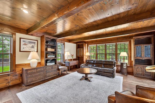 125 Glenview COURT, Mequon, WI 53092