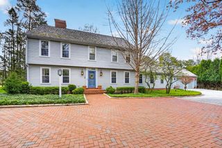 125 Glenview COURT, Mequon, WI 53092
