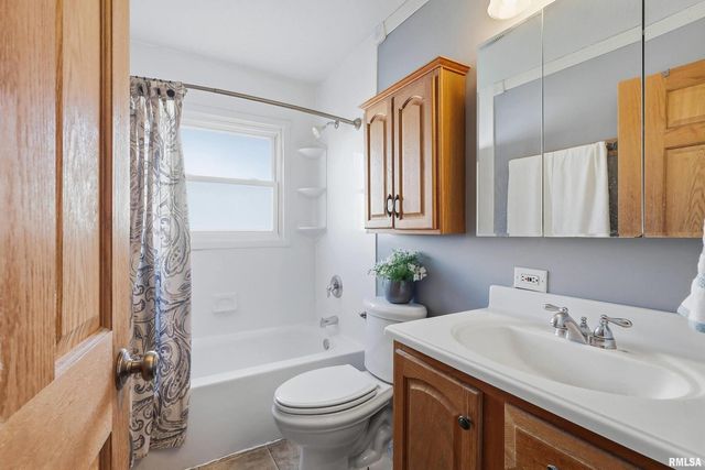 2846 MAGNOLIA Drive, Bettendorf, IA 52722