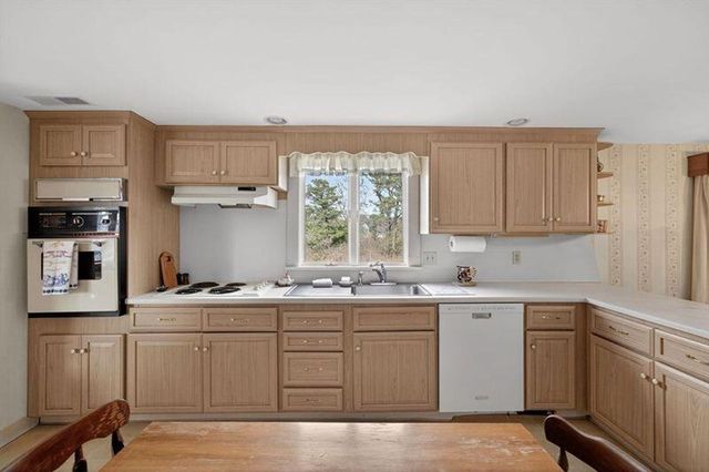 48 Glover Sq, Chatham, MA 02633