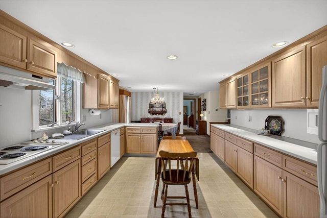 48 Glover Sq, Chatham, MA 02633