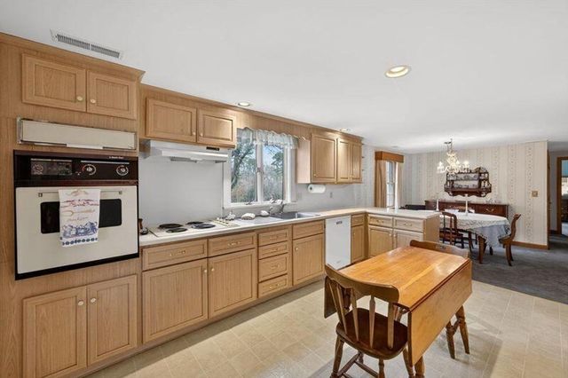 48 Glover Sq, Chatham, MA 02633