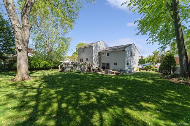 7 Greenacre Court, Syosset, NY 11791