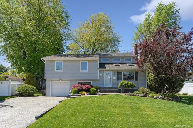 7 Greenacre Court, Syosset, NY 11791