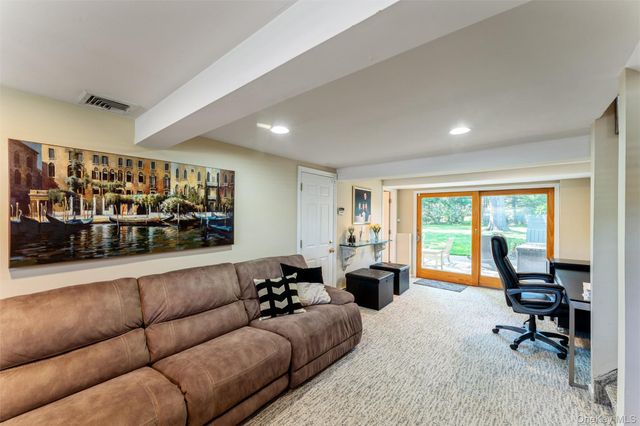 7 Greenacre Court, Syosset, NY 11791