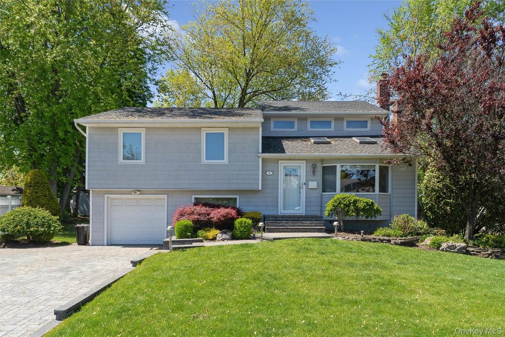 7 Greenacre Court, Syosset, NY 11791