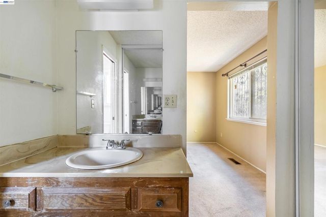 2197 Sugartree Drive, Pittsburg, CA 94565