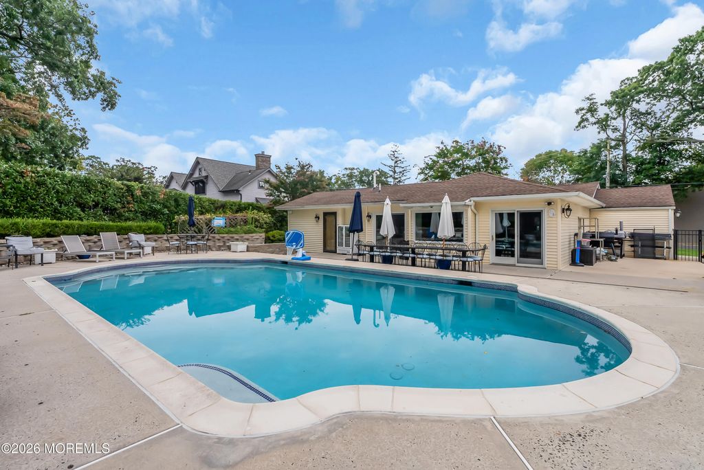 455 W Lincoln Avenue, Oakhurst, NJ 07755