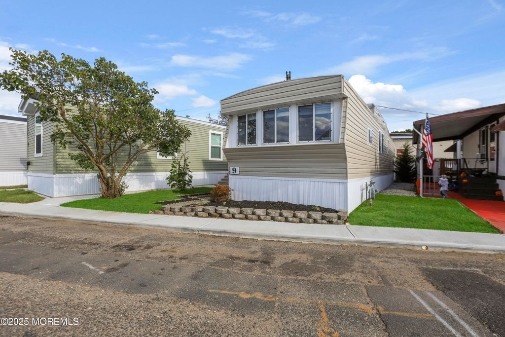 9 Avenue A, Hazlet, NJ 07734