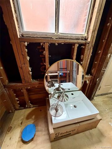 16560 La Salle Avenue, Detroit, MI 48221