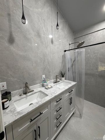 16560 La Salle Avenue, Detroit, MI 48221